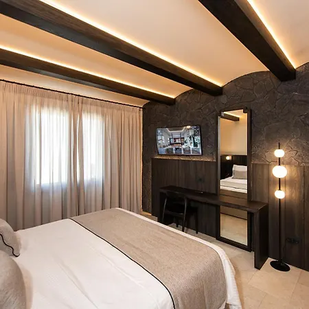 Avento Luxury Aparthotel Santorini Island